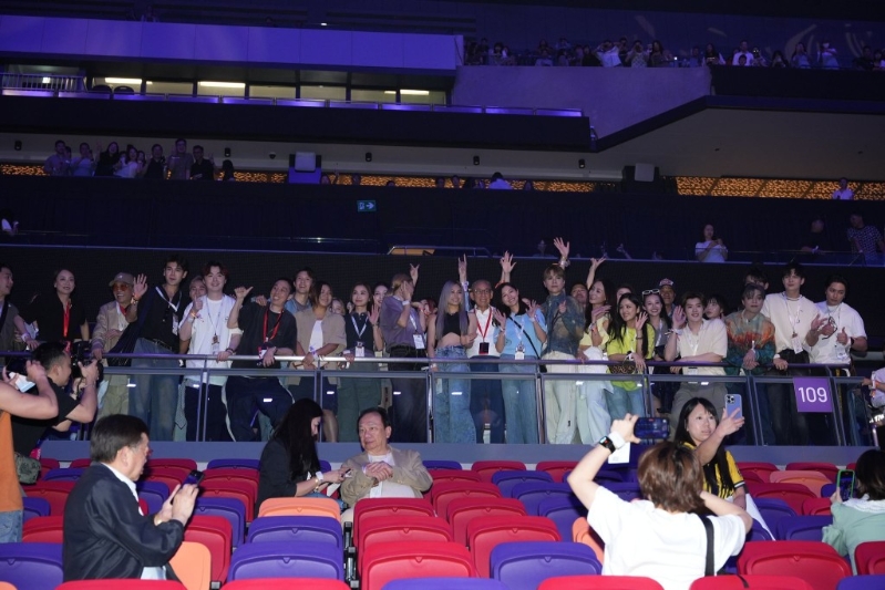 英皇老板杨受成率领率领艺人晒冷捧场包括容祖儿、阿Sa、张敬轩、关智斌、Gin Lee等全力支持霆锋。 英皇老板杨受成率领率领艺人晒冷捧场包括容祖儿、阿Sa、张敬轩、关智斌、Gin Lee等全力支持霆锋。