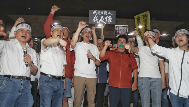 图为检调侦办罢免死亡连署案,国民党支持者17日晚间聚集在北检外,国民党主席朱立伦(前排中)与党籍“立委”们在北检外抗议。 图为检调侦办罢免死亡连署案,国民党支持者17日晚间聚集在北检外,国民党主席朱立伦(前排中)与党籍“立委”们在北检外抗议。