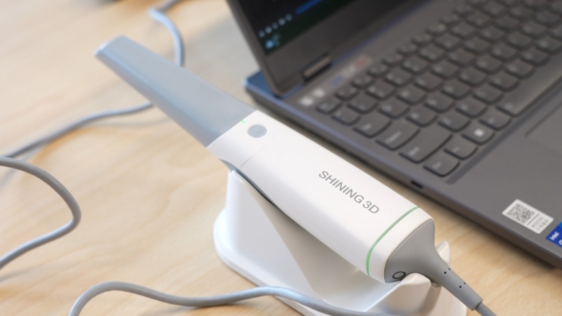 对于缺乏门诊的内地偏远市镇,他们也在研发可以遥距在线取模、诊断、方案设计。 对于缺乏门诊的内地偏远市镇,他们也在研发可以遥距在线取模、诊断、方案设计。