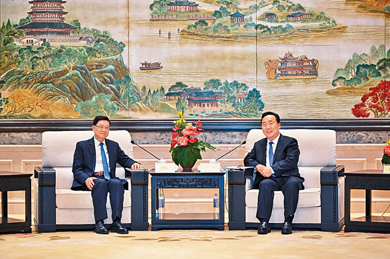 李家超(左) 李家超(左)