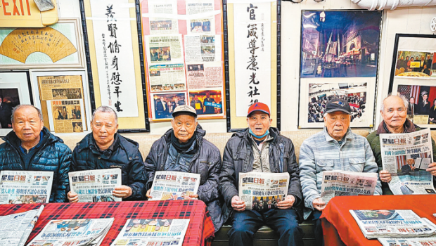 (左起)张子荣、陈新沾、吴子瑞、黄国亮、雷法晖、彭作义在黄官羡阅报室阅读《星岛日报》。 (左起)张子荣、陈新沾、吴子瑞、黄国亮、雷法晖、彭作义在黄官羡阅报室阅读《星岛日报》。