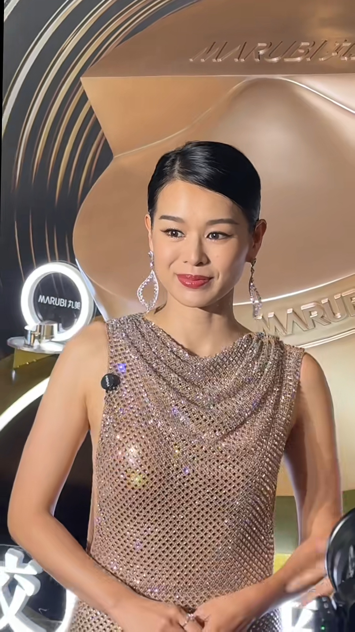 最近,有网民在小红书上晒出多张胡杏儿出席内地活动的照片及影片 最近,有网民在小红书上晒出多张胡杏儿出席内地活动的照片及影片