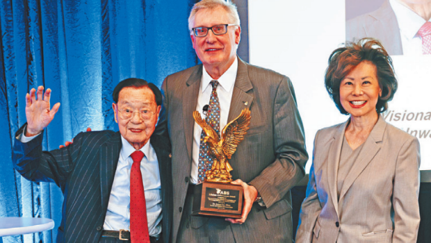 赵博士亲临现场接受此项荣誉,并发表致辞。 赵博士亲临现场接受此项荣誉,并发表致辞。