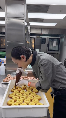 Amanda S.为谢霆锋演唱会VIP晚宴任甜品主厨。 Amanda S.为谢霆锋演唱会VIP晚宴任甜品主厨。