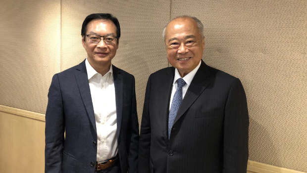 周松岗(右)再度委任为市区重建局(市建局)董事会主席。 周松岗(右)再度委任为市区重建局(市建局)董事会主席。