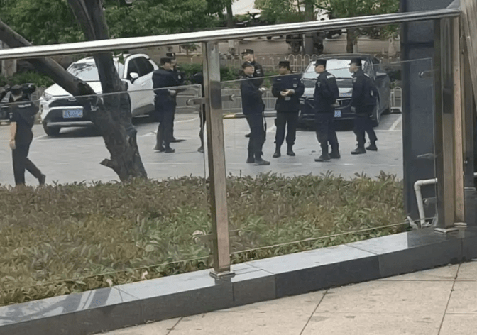警察赶到现场。 正在新闻.png 警察赶到现场。 正在新闻.png