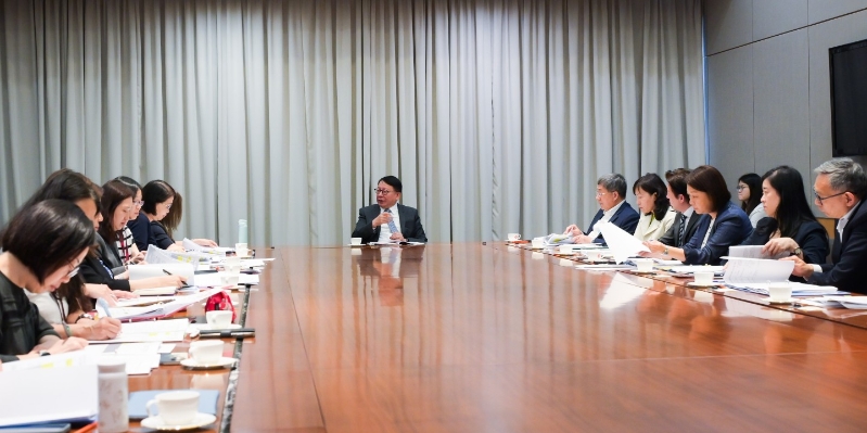 陈国基主持节庆安排跨部门工作小组会议,全面统筹并督导各政府部门就内地劳动节黄金周期间接待访港旅客的预备工作。 政府新闻处.jpg 陈国基主持节庆安排跨部门工作小组会议,全面统筹并督导各政府部门就内地劳动节黄金周期间接待访港旅客的预备工作。 政府新闻处.jpg