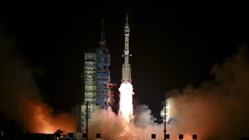 2024年10月30日,搭载神舟十九号载人飞船的长征二号F遥十九运载火箭在酒泉卫星发射中心点火发射。 新华社 2024年10月30日,搭载神舟十九号载人飞船的长征二号F遥十九运载火箭在酒泉卫星发射中心点火发射。 新华社