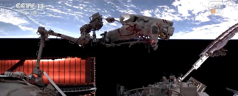 神舟十九号航天员第三次出舱活动。 央视 神舟十九号航天员第三次出舱活动。 央视