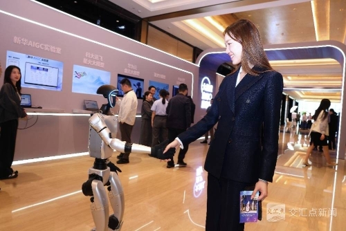 此次活动还在会场外特别设立了智慧媒体+展示区、大模型应用展示区、前沿科技互动体验区,人形机器人、机器狗等前沿具身智能产品 此次活动还在会场外特别设立了智慧媒体+展示区、大模型应用展示区、前沿科技互动体验区,人形机器人、机器狗等前沿具身智能产品