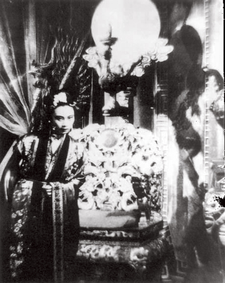 陈圆圆美艳不可方物,所以每一齣电影的陈圆圆一角都由最美最佳演技的女星来担演,图为1940年中国电影佳作《绝代佳人》剧照,由胡蝶饰演陈圆圆。 陈圆圆美艳不可方物,所以每一齣电影的陈圆圆一角都由最美最佳演技的女星来担演,图为1940年中国电影佳作《绝代佳人》剧照,由胡蝶饰演陈圆圆。