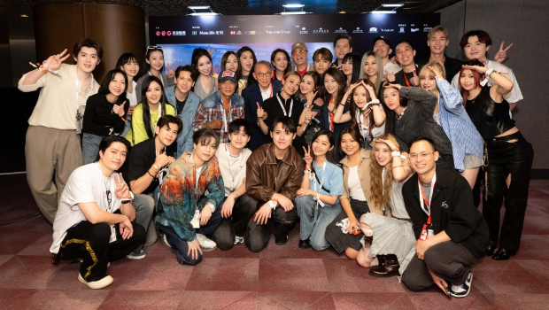 英皇老板杨受成率超过30名旗下艺人现场撑霆锋首场演出。 英皇老板杨受成率超过30名旗下艺人现场撑霆锋首场演出。