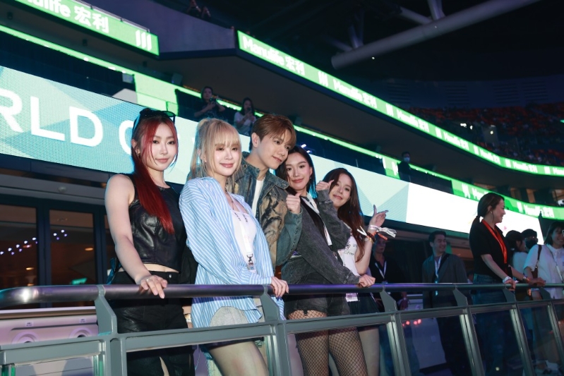 张敬轩与VIVA一同合照,轩仔大赞现场效果十分触目。 张敬轩与VIVA一同合照,轩仔大赞现场效果十分触目。