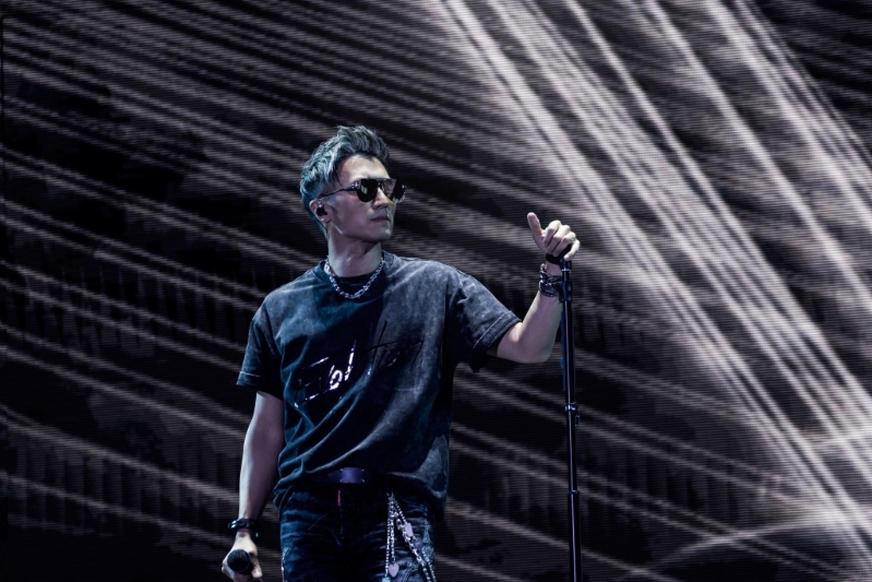 霆锋戴上黑超演出,非常型仔。 霆锋戴上黑超演出,非常型仔。