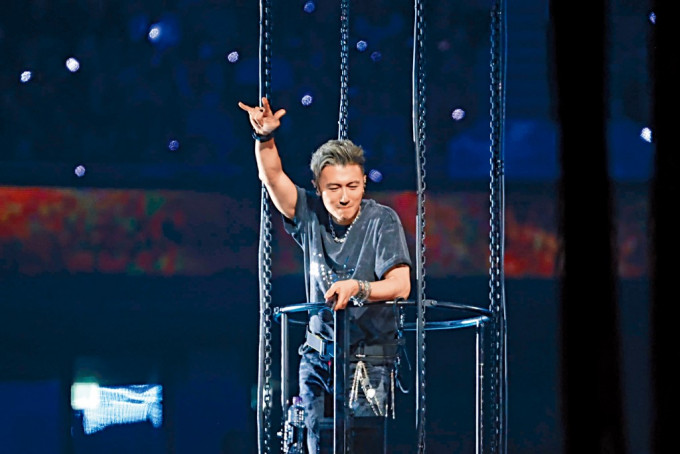 谢霆锋历史性再度举行个人演唱会,吸引大批粉丝远道访港欣赏。 谢霆锋历史性再度举行个人演唱会,吸引大批粉丝远道访港欣赏。