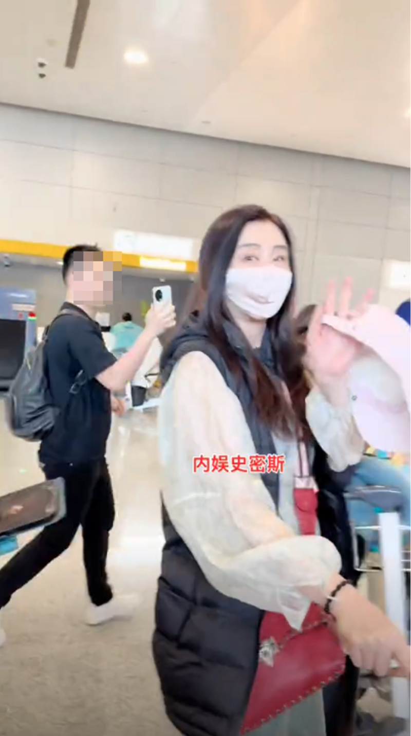 王祖贤向粉丝挥手打招呼。 王祖贤向粉丝挥手打招呼。