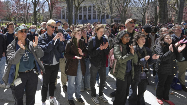 哈佛学生、校友及教职员在校园集会,不满特朗普政府干预学术自由 哈佛学生、校友及教职员在校园集会,不满特朗普政府干预学术自由