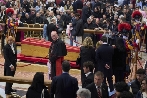 在葬礼上,大部分礼拜仪式都是使用拉丁文进行 在葬礼上,大部分礼拜仪式都是使用拉丁文进行