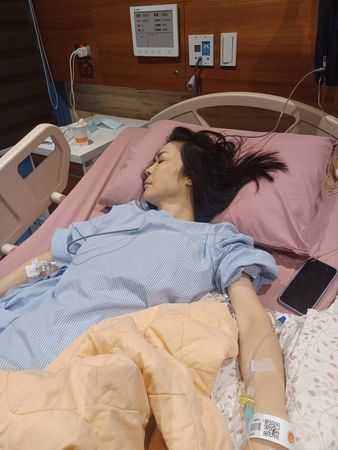 顾婕去年因血便问题,到医院检查才发现长了一颗5cm大的肿瘤,在医生建议下开刀,手术顺利完成。 顾婕去年因血便问题,到医院检查才发现长了一颗5cm大的肿瘤,在医生建议下开刀,手术顺利完成。