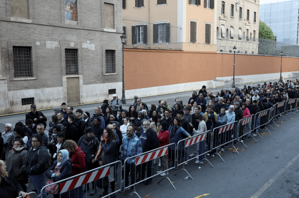 过去三日,有约25万人到圣伯多禄教堂瞻仰方济路遗容。 过去三日,有约25万人到圣伯多禄教堂瞻仰方济路遗容。