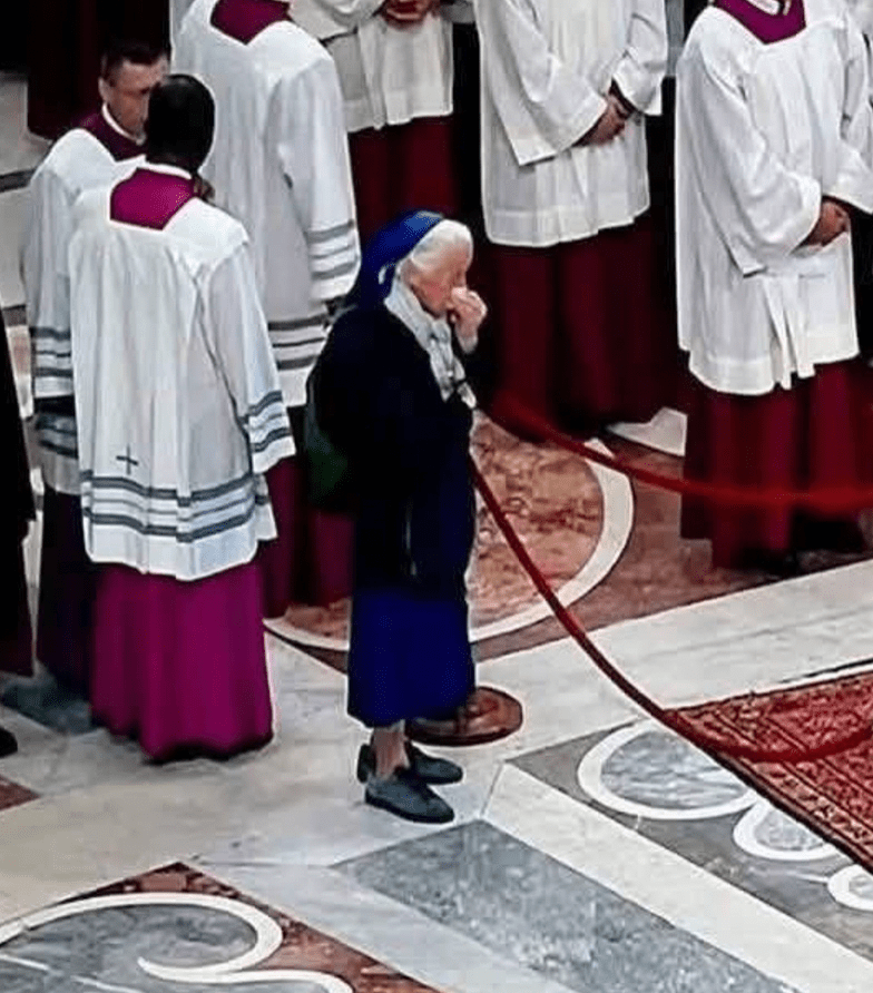 吉内维芙泪水夺眶而出,频频用纸巾拭抹眼泪。 吉内维芙泪水夺眶而出,频频用纸巾拭抹眼泪。