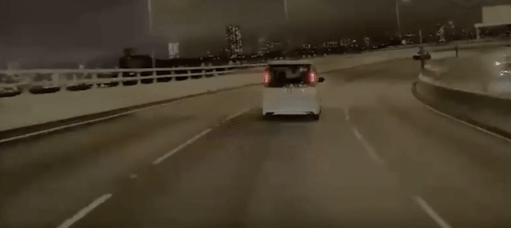 该段车cam片长约10秒,没有提及事发日期及时间,而事发地点则在观塘绕道往九龙湾方向路段。 该段车cam片长约10秒,没有提及事发日期及时间,而事发地点则在观塘绕道往九龙湾方向路段。