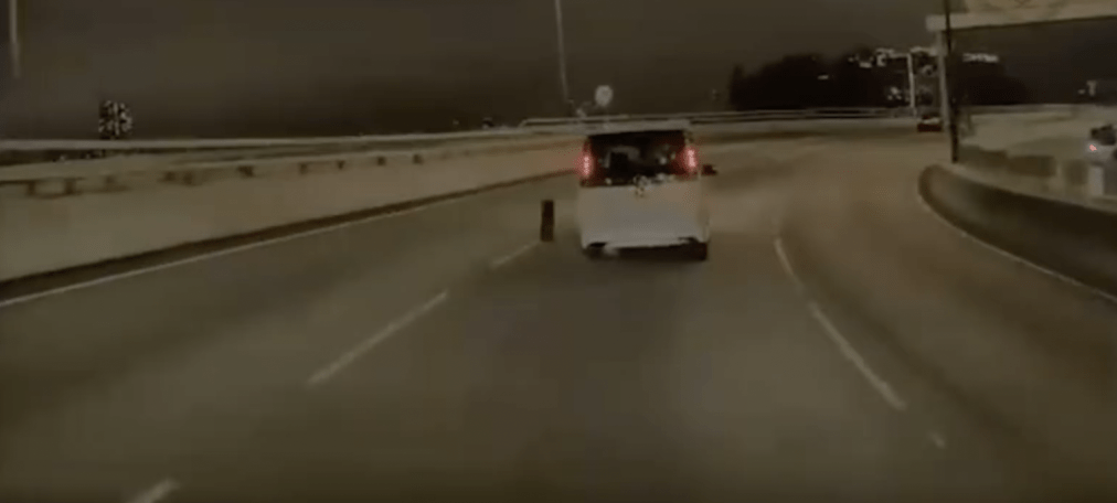 白色私家车沿中线行驶,驶近观塘码头对开一个弯位时,左边后辘突然飞脱并向横滚出。 白色私家车沿中线行驶,驶近观塘码头对开一个弯位时,左边后辘突然飞脱并向横滚出。