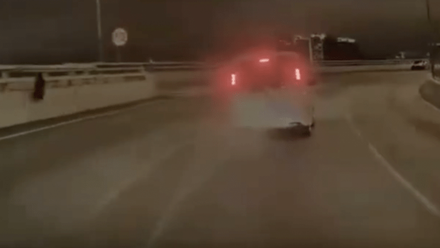 轮胎撞向桥壆 轮胎撞向桥壆