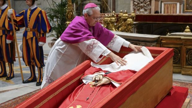 教宗灵柩已封棺。 教宗灵柩已封棺。