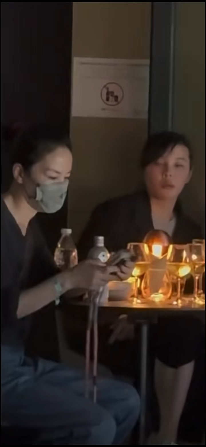 王菲昨晚低调现身谢霆锋演唱会。 王菲昨晚低调现身谢霆锋演唱会。