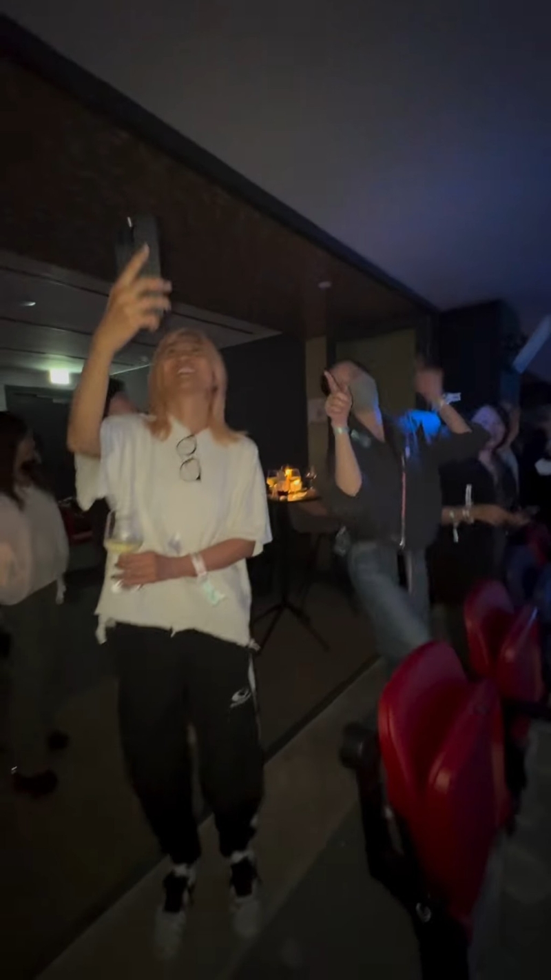 王菲听到订情歌《玉蝴蝶》,全程冧爆地跳舞 王菲听到订情歌《玉蝴蝶》,全程冧爆地跳舞