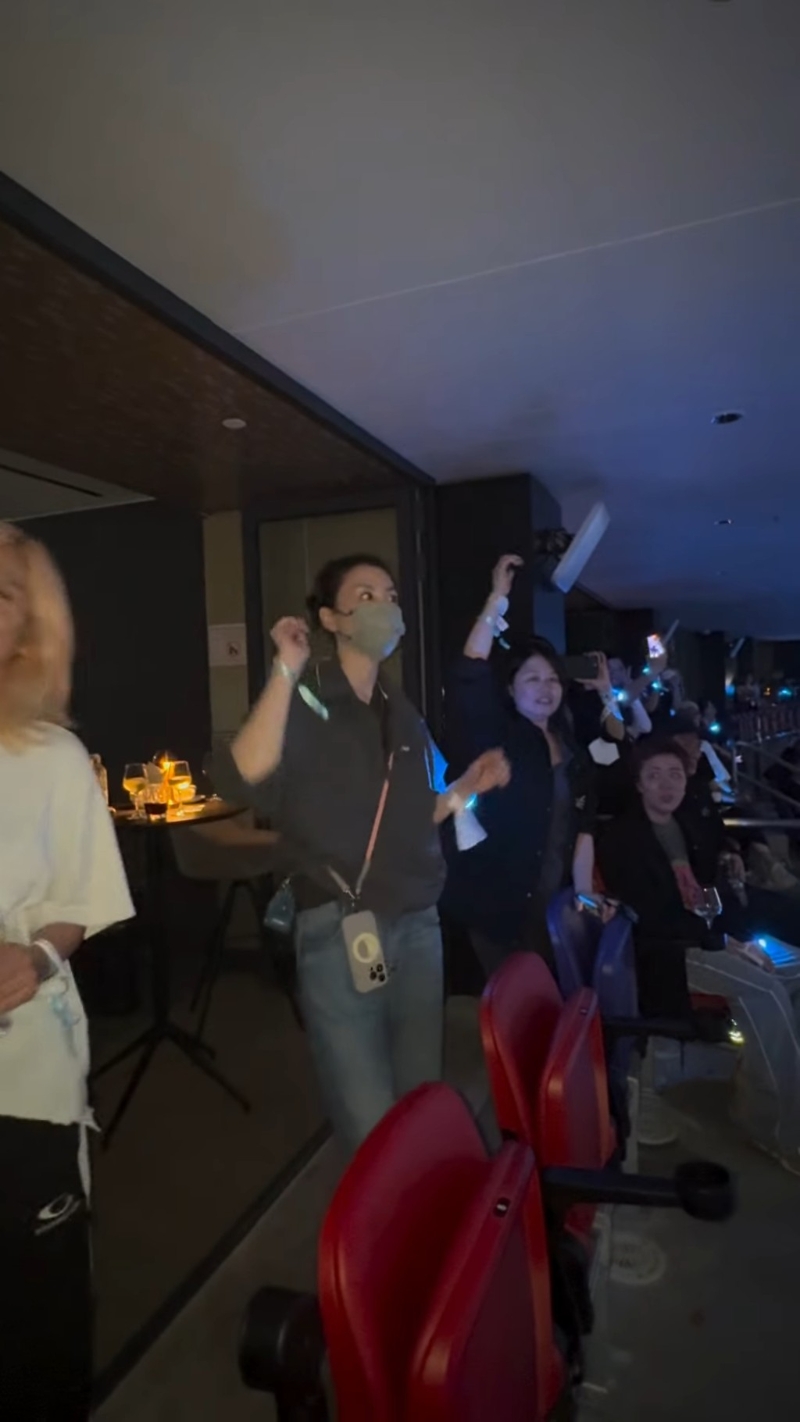 王菲听到订情歌《玉蝴蝶》,全程冧爆地跳舞。 王菲听到订情歌《玉蝴蝶》,全程冧爆地跳舞。