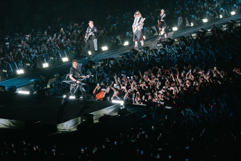 谢霆锋在延伸台表演,歌迷近距见到偶像表现兴奋。 谢霆锋在延伸台表演,歌迷近距见到偶像表现兴奋。