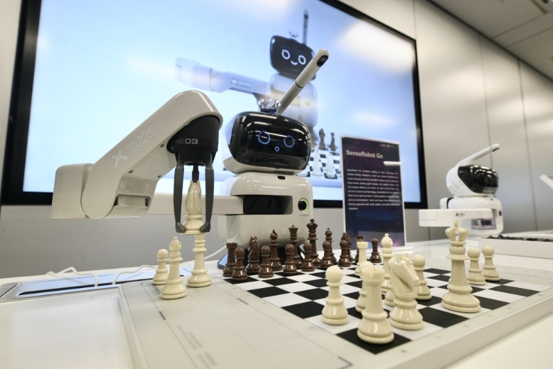 商汤的AI下棋机器人。 商汤的AI下棋机器人。