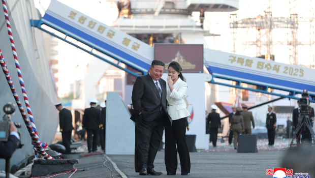 金正恩携爱女出席驱逐舰下水礼。 金正恩携爱女出席驱逐舰下水礼。