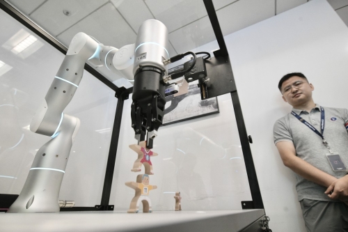 访问团参观人工智能软件公司商汤科技及思谋科技。 访问团参观人工智能软件公司商汤科技及思谋科技。