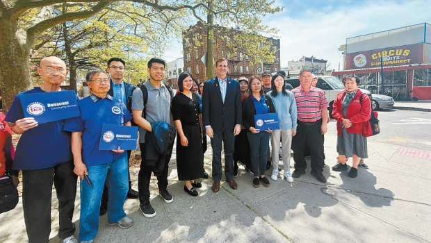 联邦众议员高特曼(Dan Goldman),25日在8大道和华人社区团体连袂举行集会,对特朗普上任百日的施政作出 联邦众议员高特曼(Dan Goldman),25日在8大道和华人社区团体连袂举行集会,对特朗普上任百日的施政作出