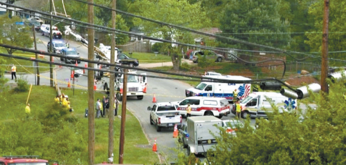 肇事卡车驶经在北卡伊甸市一个路口时,撞到一批正在路边维修电缆的电力公司工人,造成4死3伤,涉事司机亦受伤被捕。 肇事卡车驶经在北卡伊甸市一个路口时,撞到一批正在路边维修电缆的电力公司工人,造成4死3伤,涉事司机亦受伤被捕。