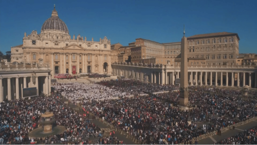 圣伯多禄广场已挤满民众。 圣伯多禄广场已挤满民众。