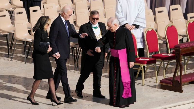 美国前总统拜登与妻子吉尔抵达圣伯多禄广场。 美国前总统拜登与妻子吉尔抵达圣伯多禄广场。