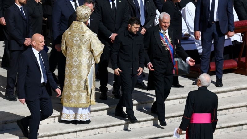 乌克兰总统泽连斯基步入圣伯多禄得广场时 乌克兰总统泽连斯基步入圣伯多禄得广场时