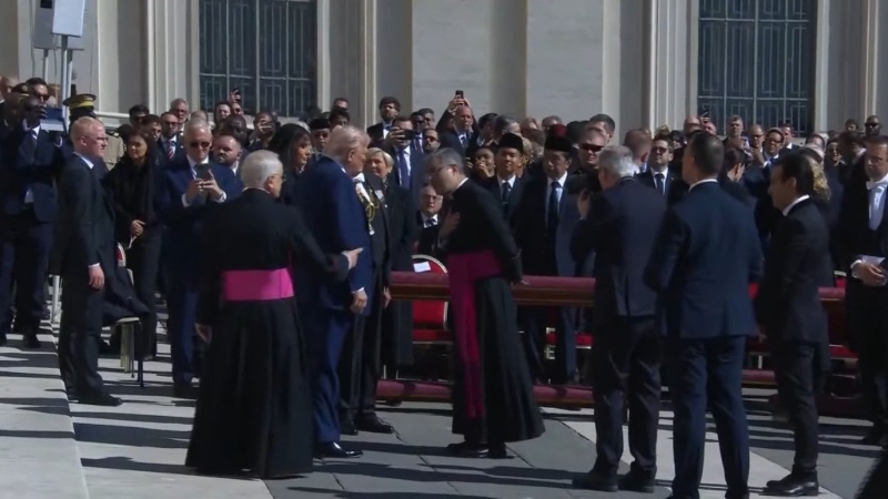 美国总统特朗普与妻子梅拉尼娅抵达圣伯多禄广场。 美国总统特朗普与妻子梅拉尼娅抵达圣伯多禄广场。