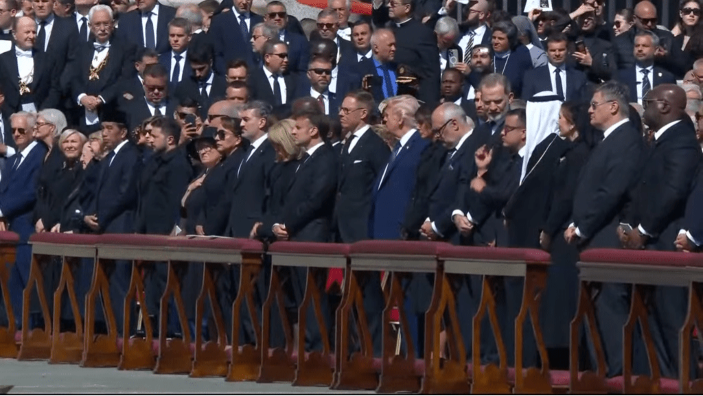 泽连斯基与特朗普之间隔了约6个人。 泽连斯基与特朗普之间隔了约6个人。