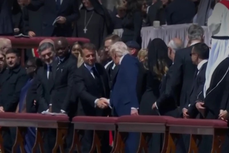 特朗普与马克龙握手。 特朗普与马克龙握手。