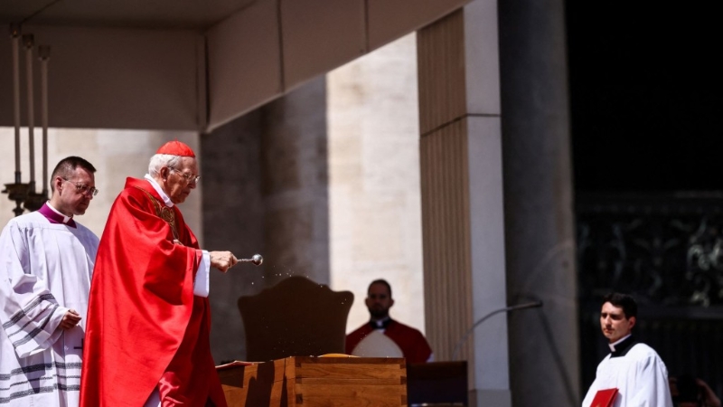 葬礼结束前,雷枢机主教洒圣水祝福。 葬礼结束前,雷枢机主教洒圣水祝福。