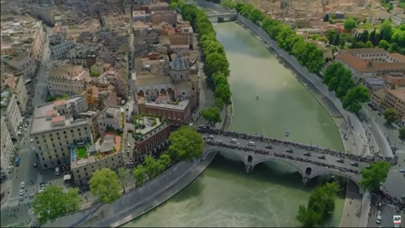 车队经过台伯河。 车队经过台伯河。