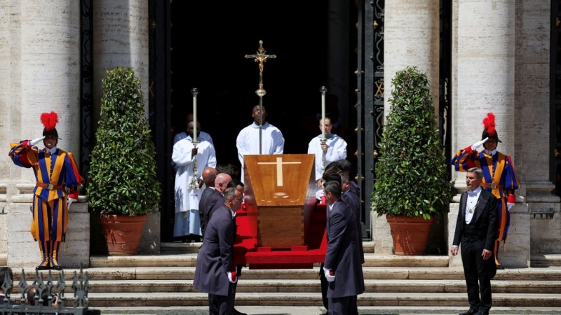 教宗方济各的灵柩进入罗马圣母大殿。 教宗方济各的灵柩进入罗马圣母大殿。