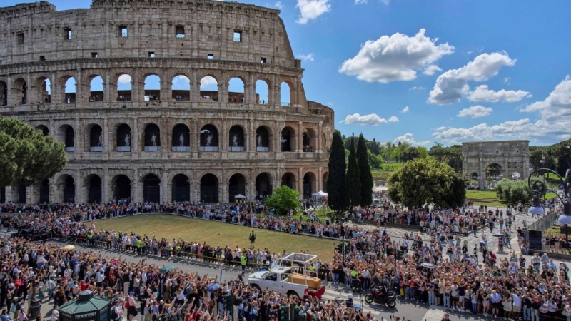 灵车驶经罗马斗兽场。 灵车驶经罗马斗兽场。