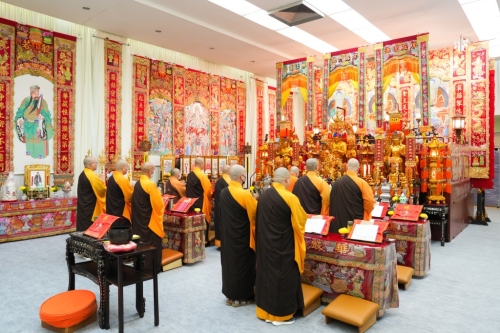 多位高僧连续4日诵经祈福。 多位高僧连续4日诵经祈福。