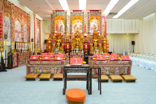 灵堂地下设大型佛坛。 灵堂地下设大型佛坛。